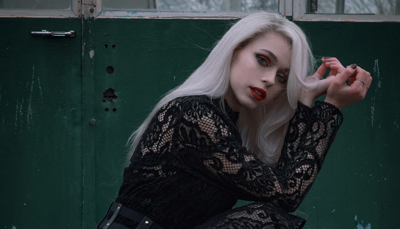 Koszulki gotyckie damskie – styl wyrażony w detalu