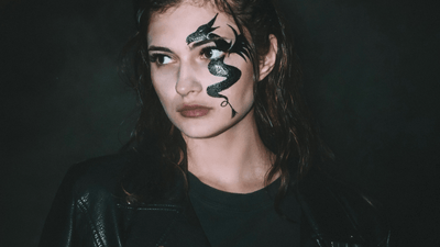 Calças góticas de pernas largas – o retorno dos anos 90